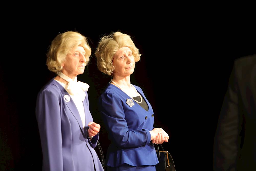 Patricia Boyd as T and Maggie Smith as Mags in Handbagged (2019).